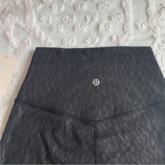 Women’s 2 LULULEMON Align High-Rise Short 6” Segment Emboss Black - Picture 2 of 7